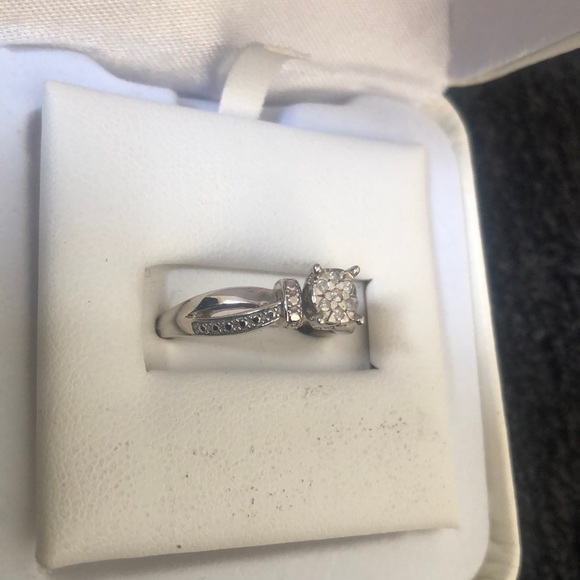 Engagement ring - Picture 4 of 4